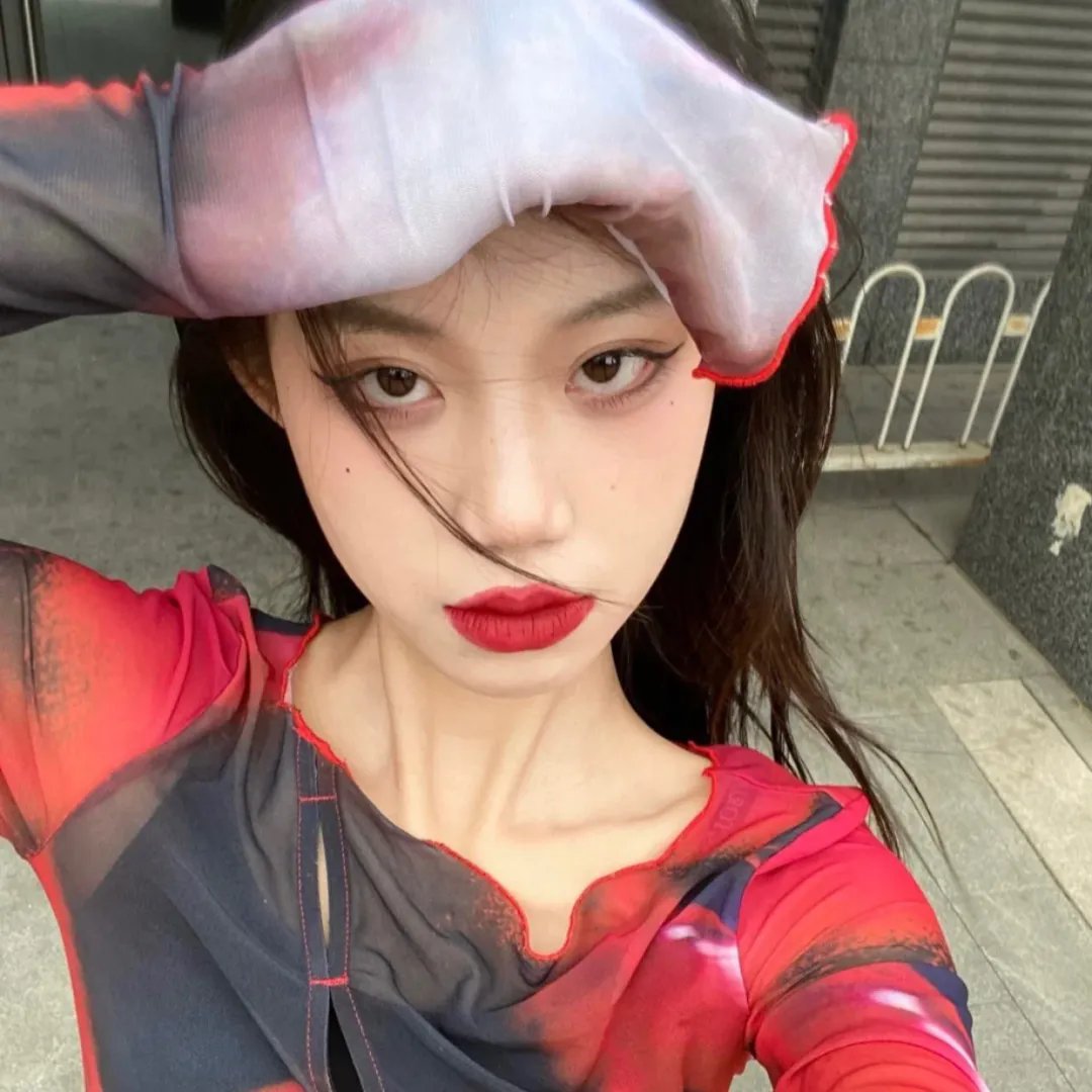穿风信子蓝的少女